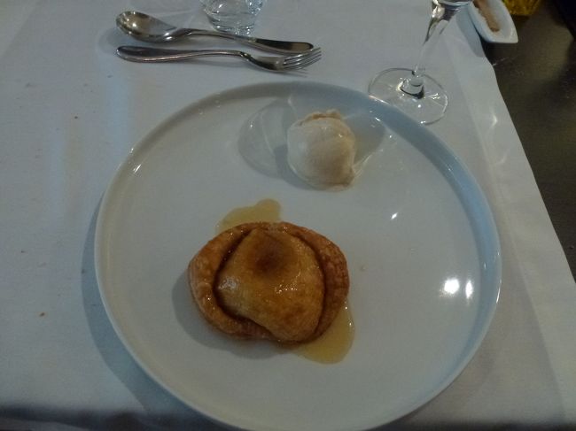 リンゴのミルフィーユ　ディナン風ビスケット添え