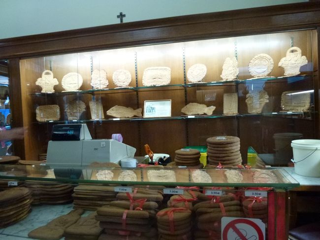 蜂蜜と小麦粉だけで作った堅焼きクッキー。15世紀以来の歴史を持つお菓子で、動物や風景など100以上の型があり、昔ながらの製法を守っているそうです。大きさもデザインも色々と揃っているのでお土産にも最適。<br />日持ちがするので、飾って楽しんでから食べることも出来ます。<br /><br />一枚10ユーロぐらいから。