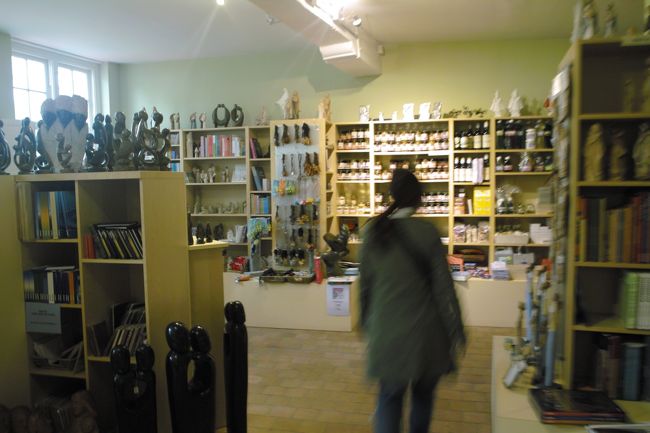 お土産物屋さん。<br />「尼僧物語」グッズとかあるのかな〜って期待して行ったんですが、そんなミーハーなものはありませんでした。<br />すっかり映画の虜になっていたのでポストカードくらい欲しかったのです。<br /><br />神様、俗物な私をお許し下さい……