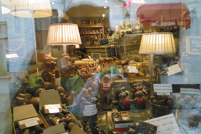 街が小さくほとんど集合してるのでチョコレート屋さんもブリュッセルより見やすいかも。あ、でも有名店とかは少ないのかな？<br />チョコはあんまり目当てにしてなかったのでチェックしてないだけかも。<br /><br />でも、ショーウインドウのかわいさはこっちの方がかわいい!!!!!