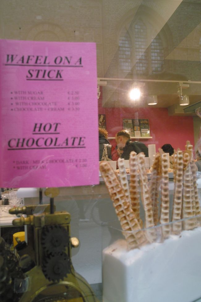 雨の実演販売中<br /><br />ここで寒かったので、ホットチョコレートを購入したら!!!!!!!!<br /><br />おいしい!!!!!!<br /><br />たまたま飲んで感激!!!!!これをきっかけにどこに行っても飲みました。<br />もっと早く飲んでいれば……