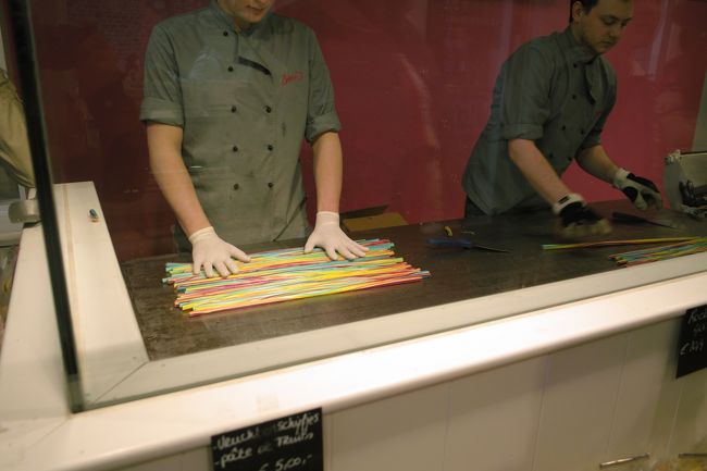 あめ伸ばしてます。