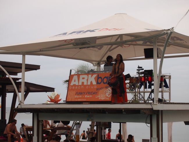 人が多い「アークバー」は隣の隣位まで凄く拡張していました。<br />早い時間に通ったら、ＤＪブースも高い位置にあり既にノリノリ。<br />ハウス、グランドビート、トランス系。じゃんべ奏者がビートに合わせてカッコ良くきめてました。<br />ここの近くに宿をとる場合は良く考えましょう・・・・