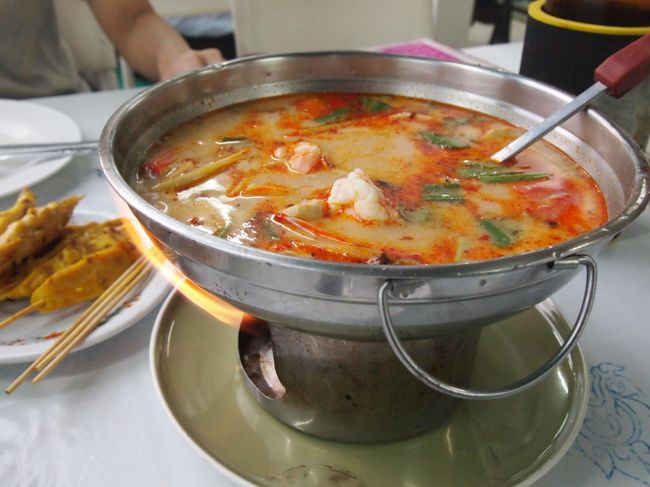 でかいトムヤムクン。<br />え〜それはないよ〜、ここの店は大きい海老が入っていた筈なのに・・・・。<br />味は良かったが少し残念。