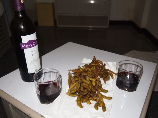 そして、二次会は枝豆でワイン。<br />