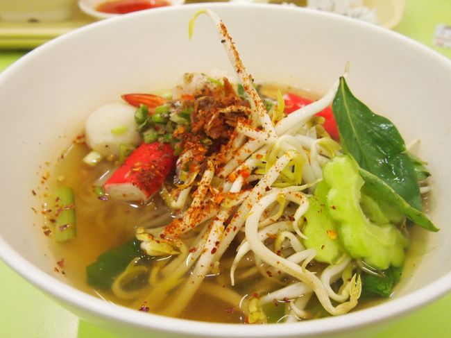 スーパー「ビッグＣ」に初めて入る。<br />テスコロータスの方が楽しいかな？<br />フードコートで麺。<br />もやし、ゴーヤ、パクチー等はセルフで・・。<br />タイ人はこの３〜４倍のっけてましたね。