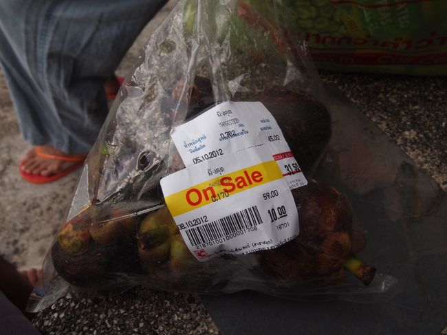 特価品のマンゴスチン購入。１０バーツ。