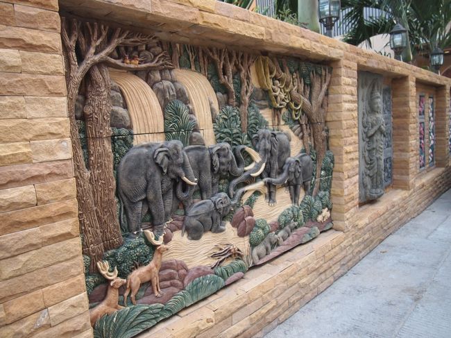 帰り道の、塀のアートが綺麗でした。