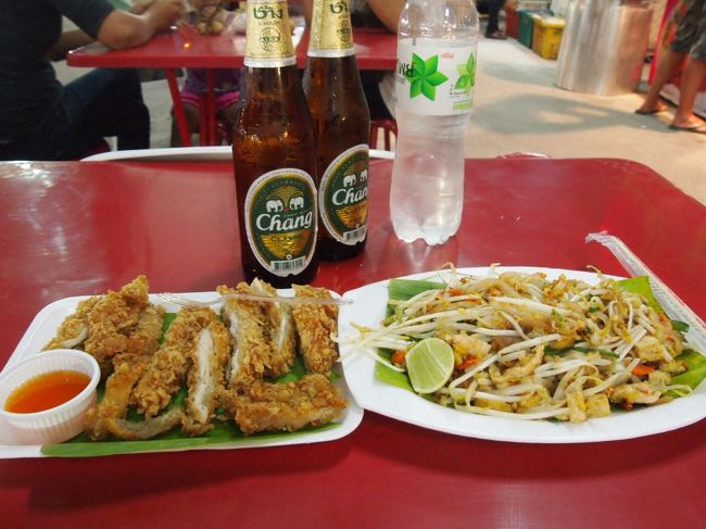 ここでは、軽食や服など売ってました。<br />