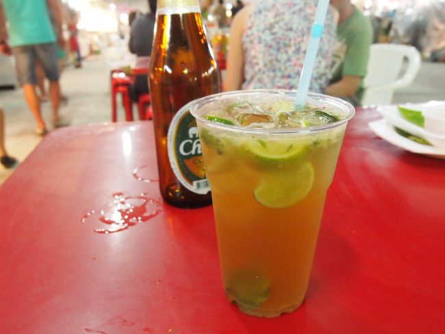 カクテル屋台は乱立気味。<br />モヒート注文したら、パフォーマンスしながら作ってました。音楽もそれぞれのカクテル屋台でガンガン。<br />これも、アークバーの影響か？？