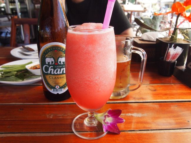 お昼です。<br />まずは、スイカシェイク。<br />結構うまいよなぁ、これ。