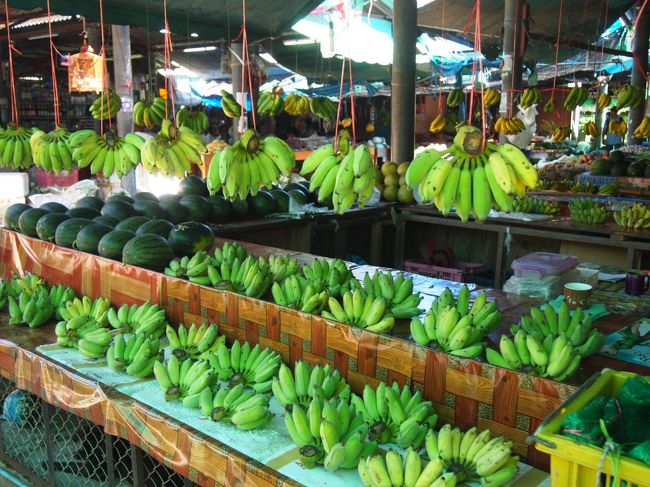市場のばなな屋。