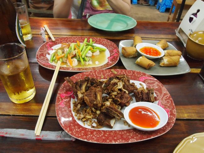 初めてのお店に。<br />ここの店は、込んでますが料理が出てくるのが凄く早い。<br />牛丼屋的レストラン。