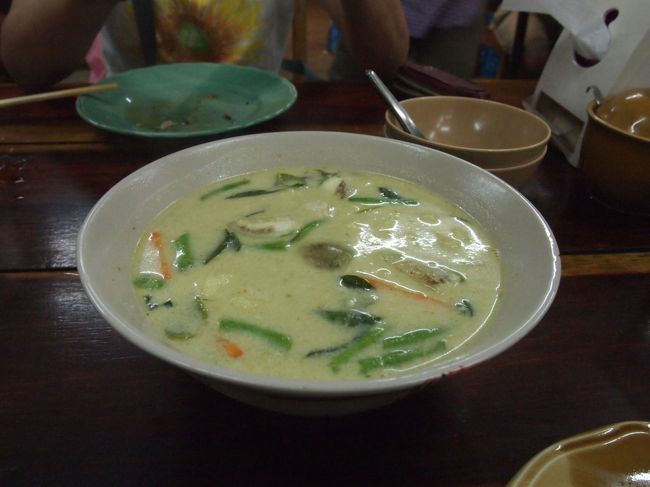 どんぶりいっぱいのグリーンカレー。