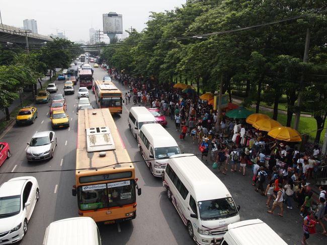 ウイークエンドマーケット込んでますね〜。