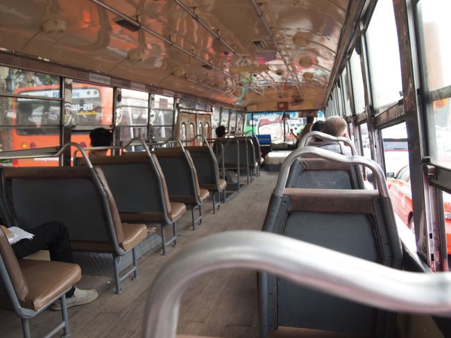 バスに乗ったり。