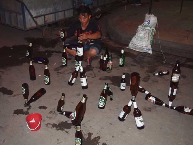 路上でビール瓶バランスをしているおとうさん?おにいさん?が、いました。