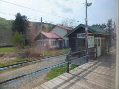 神明駅という駅に到着しました。
ここもなかなか雰囲気のいい無人駅でした。