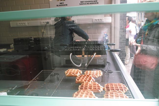 ワッフル屋さんで買い食い。