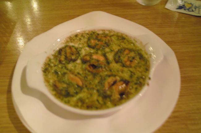 そして昼食です。どーん。<br />お店の名前忘れちゃったし…外観の写真もなく最悪な旅行記ですが……<br /><br />ムール貝のガーリック焼き。ガーリック味がしっかりで激ウマでした!!