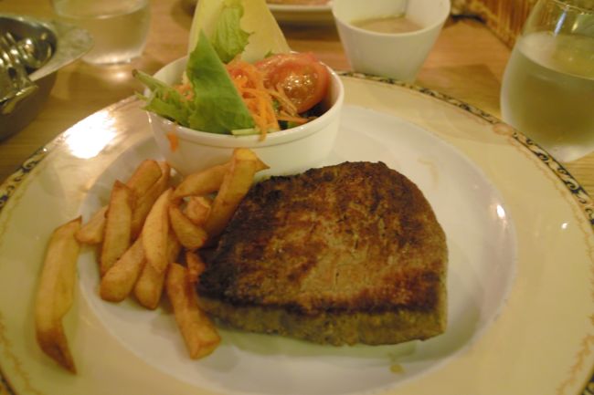 赤身の固いお肉は海外ならでは。サシの入った柔らかいのも美味しいですが<br />赤身の肉好きの夫はステーキ