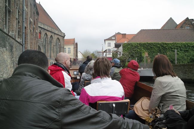 私達も座ります