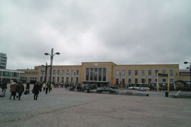 ブルージュの駅です。だだっぴろーい。