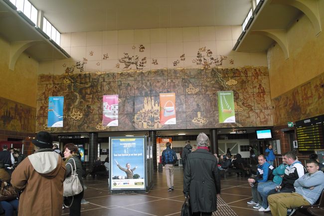 ブルージュ駅内部、やっぱり小さい。