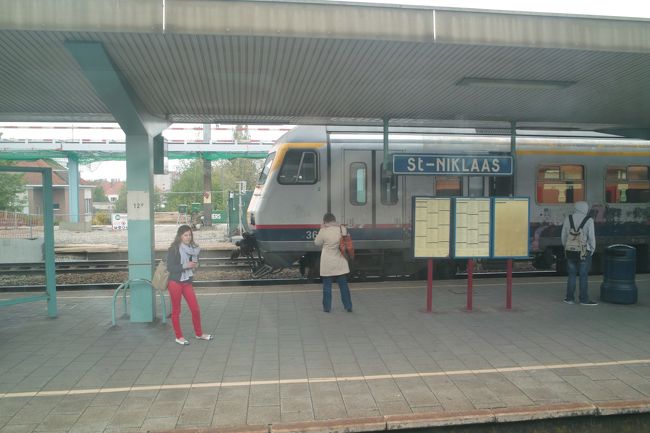 ホームです、とってもわかりやすい。<br />ガイドブックには時間をとってゆっくりするとイイ!!って書いてあるけど本当にその通りだと思いました……がっかり。次回の課題です<br /><br />また来ればいいじゃない!!という事でアントワープに移動