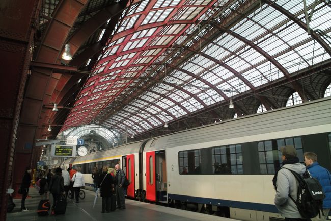 ホームに到着です。<br />ホームからして今までの駅とは違います!!大きい!!<br />そしてなんだかかっこいい!!!!