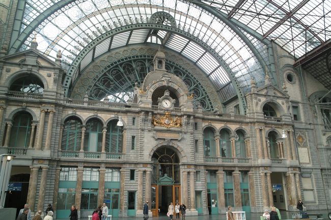 それもそのはず、改札を抜けると!!!<br /><br />別世界が広がります!!!<br />アントワープがすごくステキだって早く知りたかった!!!!<br />