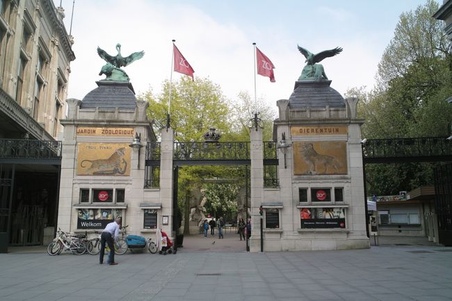 駅を出て右側にすぐ動物園があります。<br />きっと中もステキなんでしょうが、あまりにも時間がないので急いで行きます!!<br /><br />どこにいそいで行くのかというと……