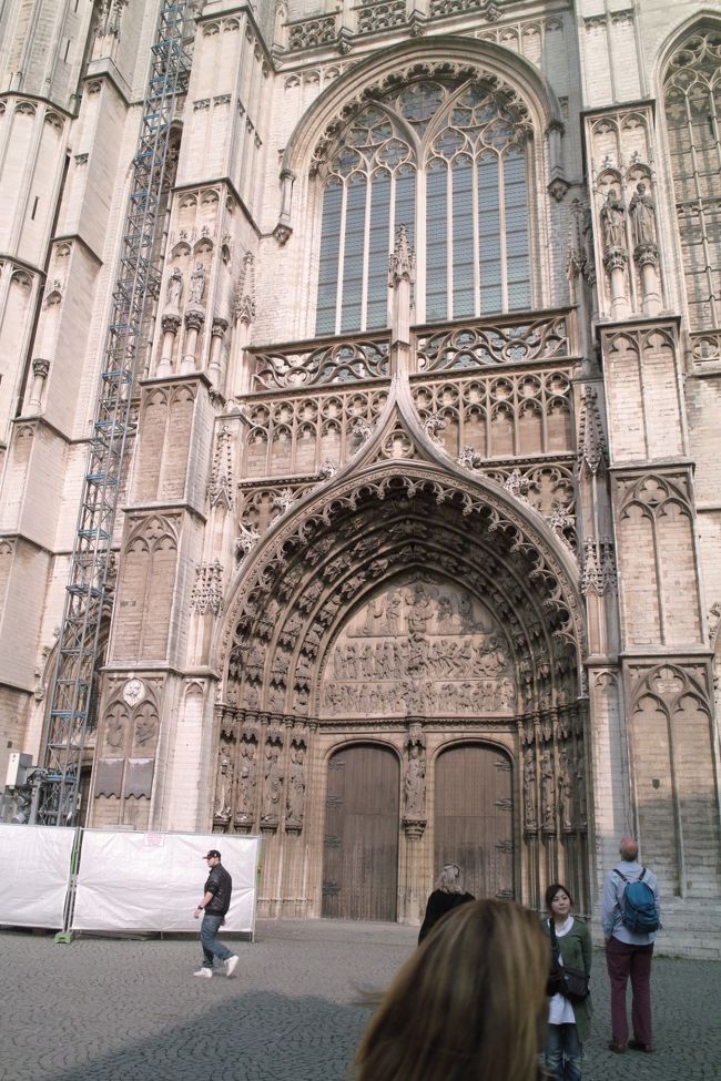 でも開館時間内には間に合わずしまっていました……<br />しょんぼり……<br /><br />ノートルダム寺院のまわりはちょっとした広場になっててお土産やカフェがあります