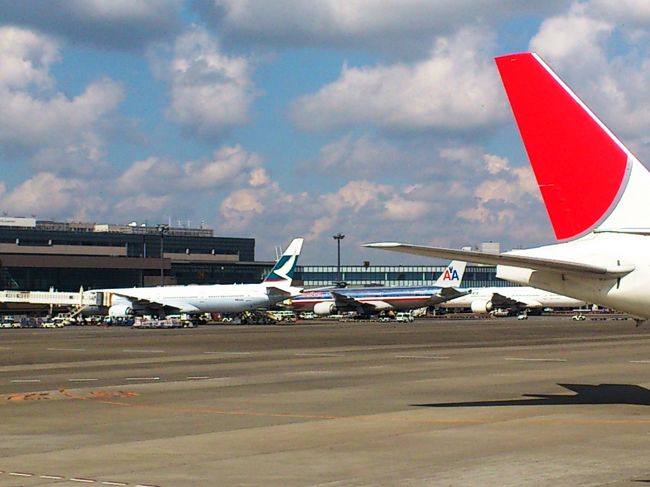 羽田空港からの出発です。<br /><br />国内線が見えますね。<br />良い天気です！久々の夏休み旅行にしゅっぱーつ！