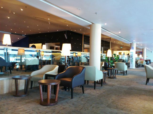 クアラルンプールのクラブ・ラウンジで。<br />こちらは2度目の利用です。広くて、使いやすい。どんどん提供される料理が変わるので楽しめるかと。それだけ、便数が多いということですね。