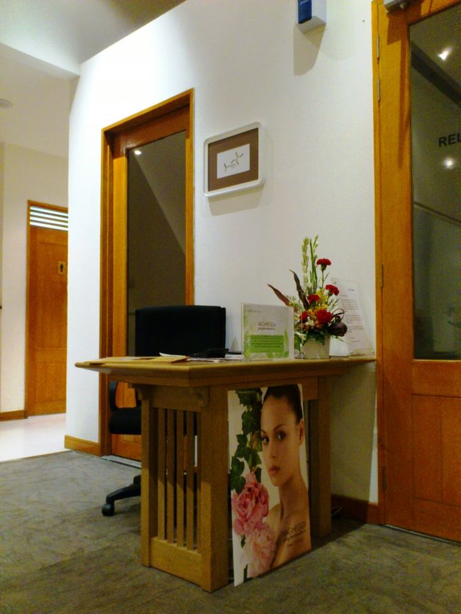 こちらは、クラブラウンジ内にあるマッサージ受付です。前回利用して（前回はリフレクソロジーだけ）、とてもよかったので今回もチェックです！