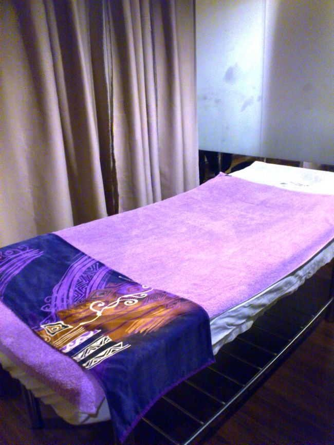 今回は夫婦で全身マッサージを受けました。と言っても、アロマオイルでのマッサージ。この後に、シャワーも利用しました。<br />すぐ隣のエリアにシャワーブースもあります。<br />すっかりコリをほぐしてもらって、夏休みのスタートです♪