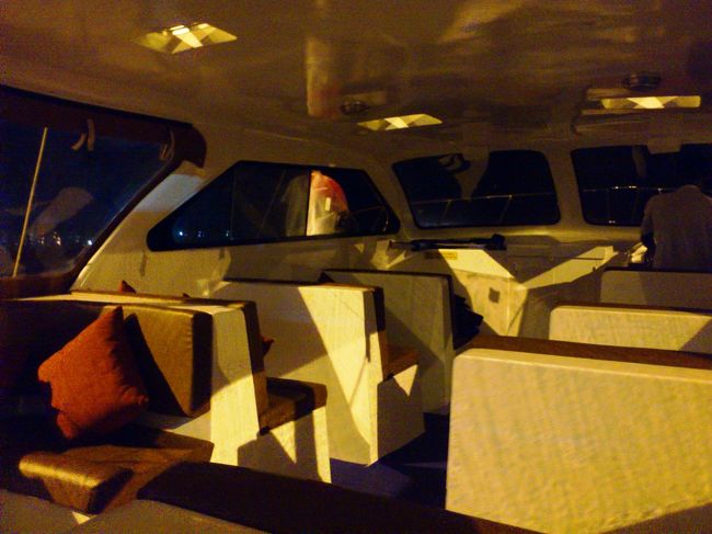 はい！<br />端折りましたが、ホテルへのトランスファー・ボートです。<br /><br />今回は、私たちだけ。日本は、連休になるんだけど・・・みんな明日入るのかな？