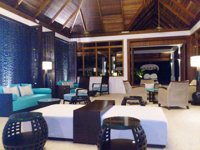 ホテルのアライバルエリアにあるチェックイン・カウンターブースです。<br />夜中だから静か・・・広い・・・ふぅ、疲れた。