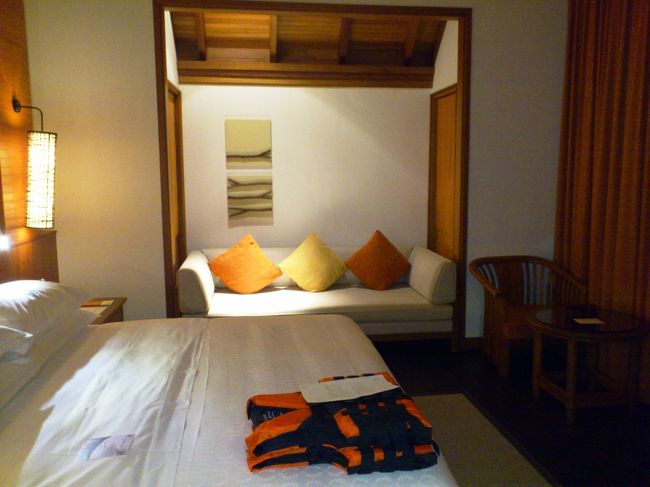 ベッドの横は、こんな感じ。<br /><br />両側の壁は実は窓になっています。<br />朝は気持ちの良い日差しが差し込みます♪