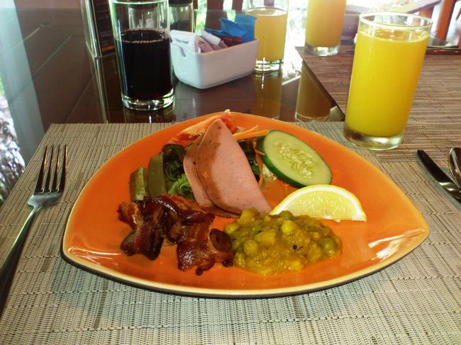 今朝の朝食は、こんな感じで。<br /><br />毎朝、カレー料理は必ずあります。<br />グルメカウンターで、卵料理も必ずあります。他にもデイリーでちょとした料理カウンターが開かれます。卵料理は待ちの場合が多く、その場合にはテーブル番号を確認されます。最初、案内されたときにテーブル番号をちゃんと確認してくださいね。