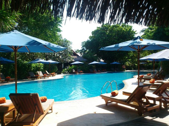 最初にホテルの中をさっくりと、ご案内します。<br /><br />まずはホテル内、ブールです。<br /><br />私たちは、一日のうちの3時間以上はここで過ごしていました。時期的なものはわかりませんが、私たちが滞在している間は、このエリアで過ごす人は少なくて、とても心地よく最高に快適でした♪