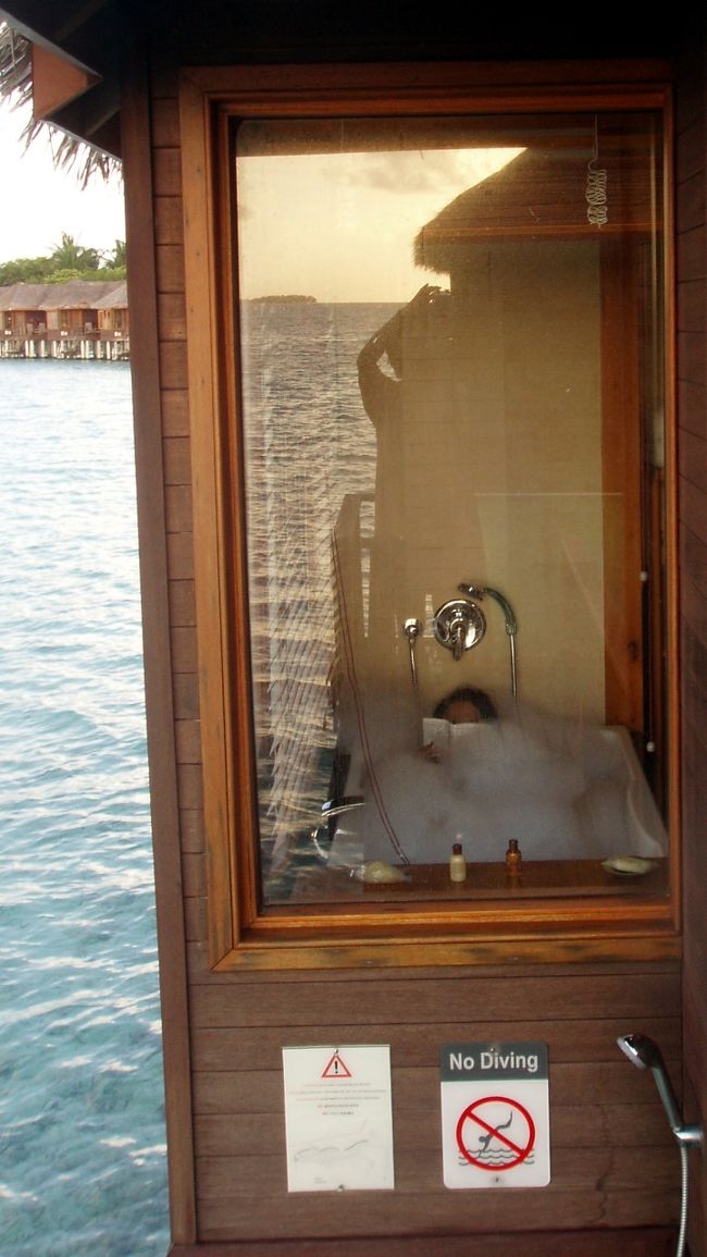 コテージのテラスからバスルームを見るとこんな感じ♪<br />幸せですよね♪