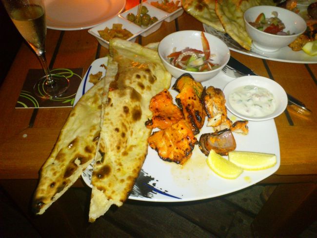 ホテルでのレストランの食事にいきます！<br /><br />こちらは、BARエリアでのインド・ナイトの料理です。お肉をチキン、マトン、ビーフから選択できました。これは、チキンです♪