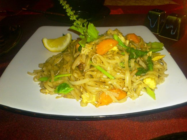 こちらはホテルのタイ料理レストランでのパッタイです。<br /><br />こちらのレストランは大変高品質！でも、モルディブ？と言うか料理的には高いです。美味しいですけどね♪人気があるようで、予約が取れない夜もありました。当日の昼には予約しておくと良いと思います。