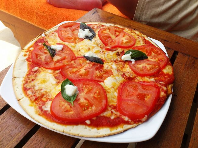 同じくプールサイドでいただける料理です。<br />ピッザですね。美味しいですが、私的にはパスタの方がお薦めかも。