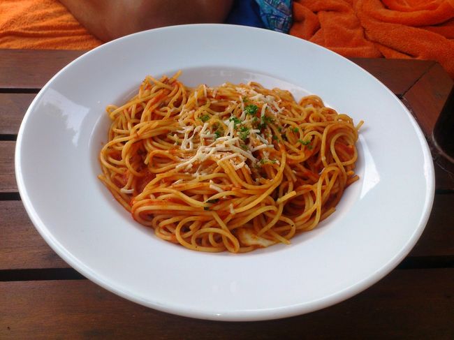 これは、プールサイドでいただけるパスタ、ナポリターナです。美味しいかって言うと・・・美味しいけど、日本のアルデンテな感じではない少し懐かしい感じの美味しいパスタです。私たちは二人で一つ！多めな量です。<br />スタッフには「足りるのか？」と何度も言われたんですけどね。