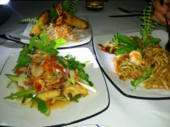 BARエリアでのタイフード・ナイトの際の料理です。<br />日本でのタイ料理と違うよね？と言う感じはありましたが、全てとても美味しかったです。<br /><br />挨拶に来てくれたシェフはタイの女性。。。彼女がオーナー・シェフでした！時々、他のエリアでも会うことがありましたが、とても控えめな女性です。