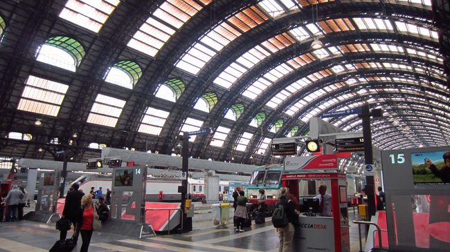 8時間の長旅に飽きが来た頃、ミラノへ到着した。ミラノ駅は1997年に最初にヨーロッパを夫婦で旅したとき最初に目にした駅で、映画に出てくる終着駅の雰囲気に感動したのが思い出された。何度もヨーロッパの鉄道の旅を経験すると、このような感動は少なくなるが、今でも、バスや空の旅にはない、鉄道の旅しか味わえない感動がある。出来れば、ヨーロッパでは個人での鉄道の旅をお勧めする。<br />