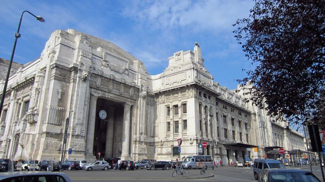 東京駅も最近リニューアルされて、話題となっているが、ミラノ駅も内装が大きくモダンに改装されたようで、15年前のイメージとは違って、明るくなっていた。しかし、建物本体は写真のように重厚な石造りの駅舎で、レンガ作り東京駅とは違った存在感がある。